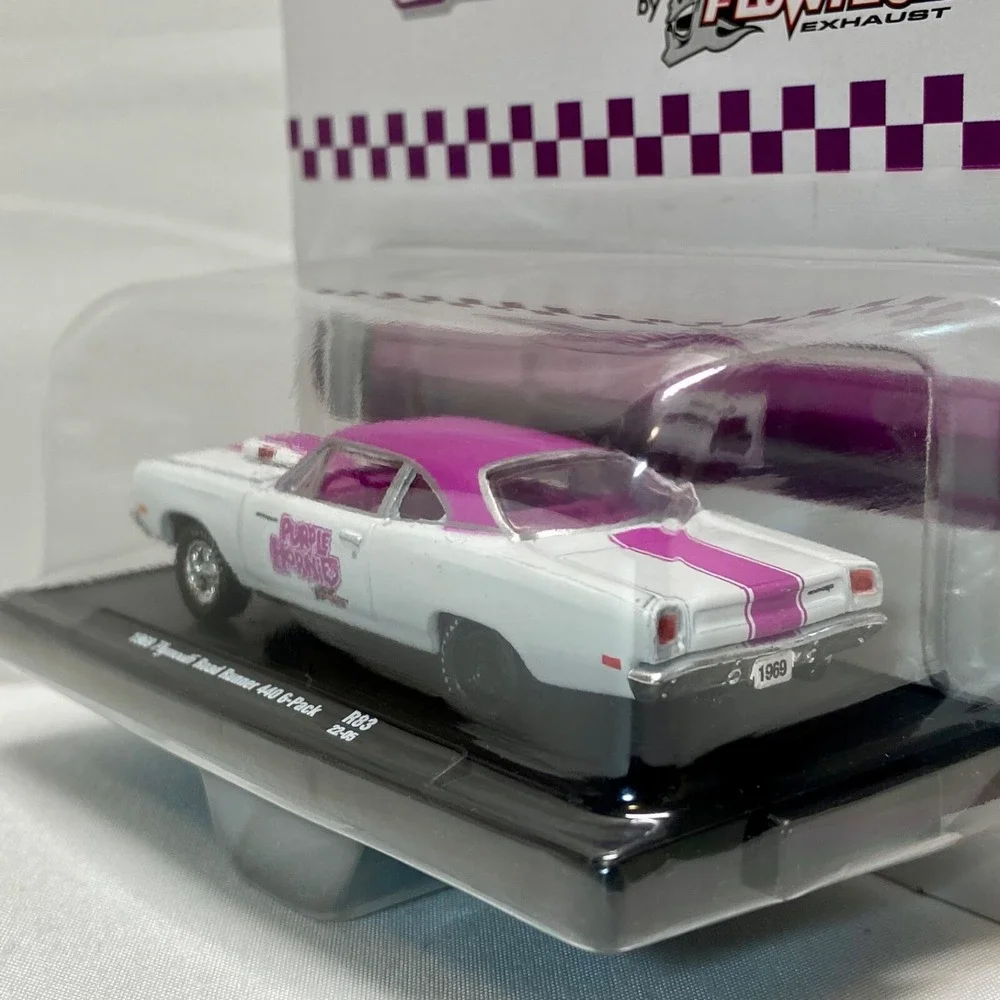 M2 Machines 1969 Plymouth Road Runner 440 6-Pack Purple Hornies Flowtech Exaust